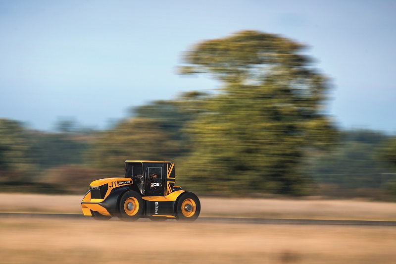 1574387370235675.jpg The JCB Fastrac speeds towards the World's Fastest Tractor title .jpg