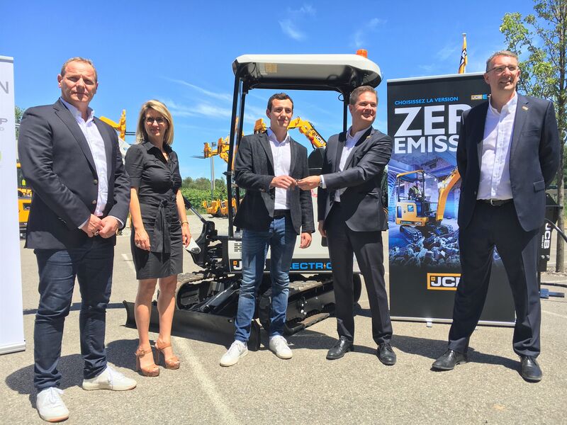 1602744672626427.jpg RéGUILLON GROUP INVESTS IN JCB ELECTRIC MINI EXCAVATOR.jpg